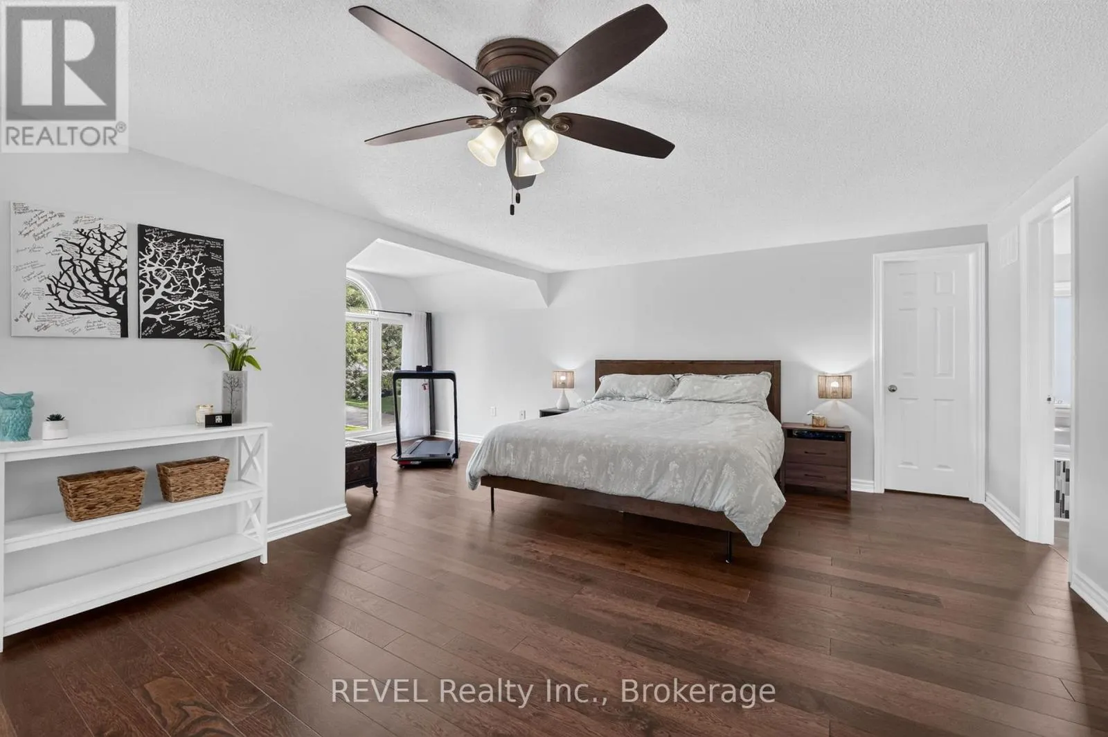 10 MEADOWBROOK LANE