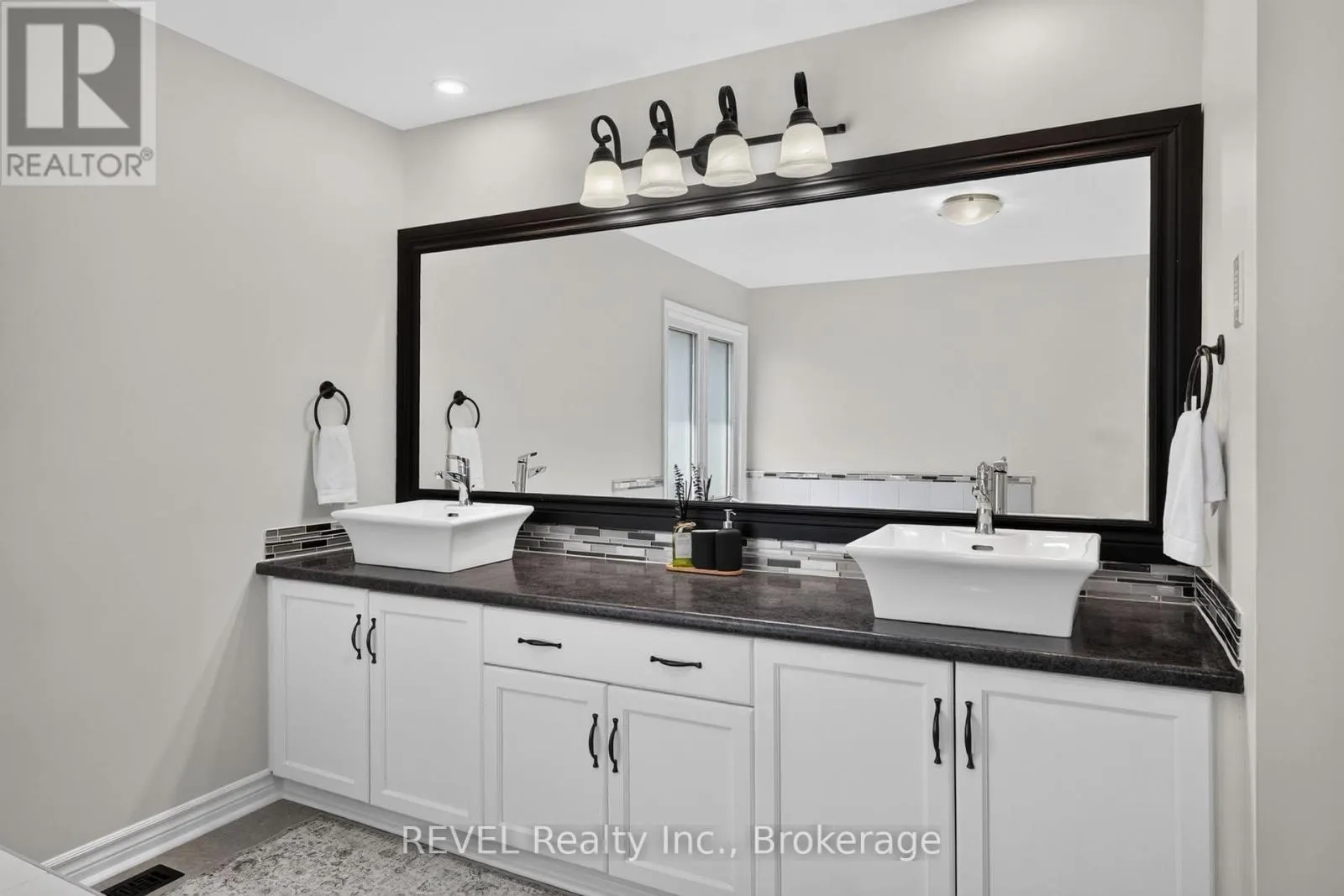 10 MEADOWBROOK LANE