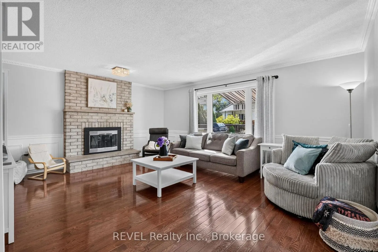 10 MEADOWBROOK LANE