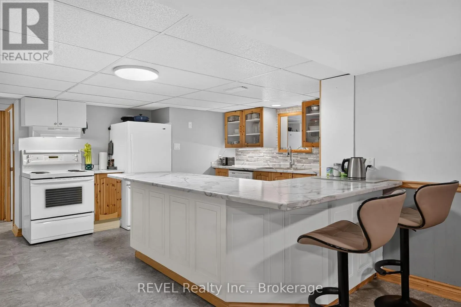 10 MEADOWBROOK LANE