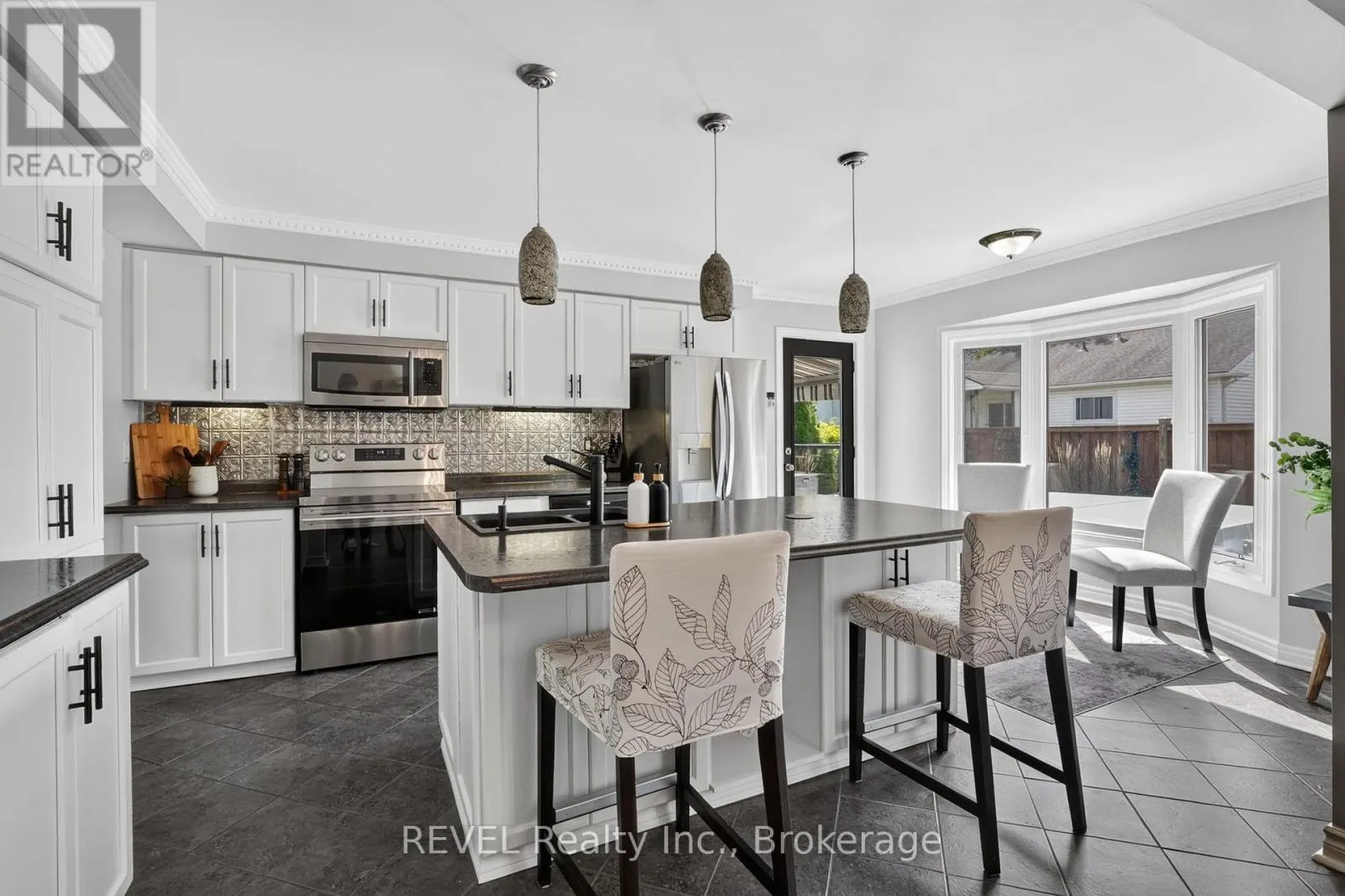 10 MEADOWBROOK LANE