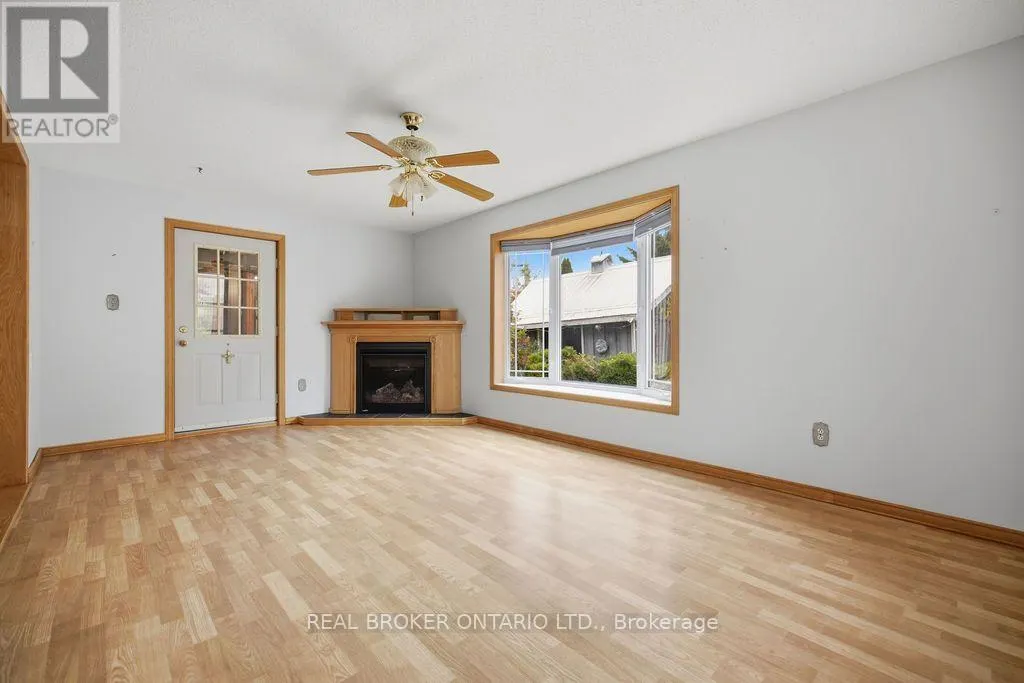 800 PINEGROVE CRESCENT