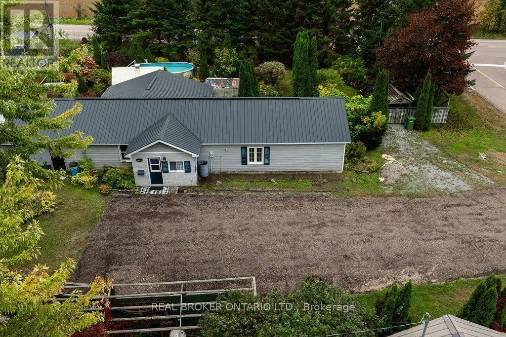 800 PINEGROVE CRESCENT