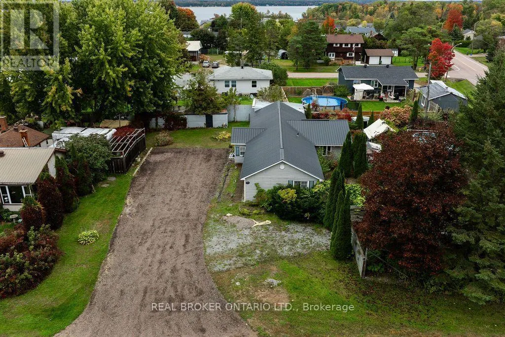 800 PINEGROVE CRESCENT