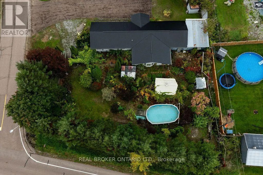 800 PINEGROVE CRESCENT