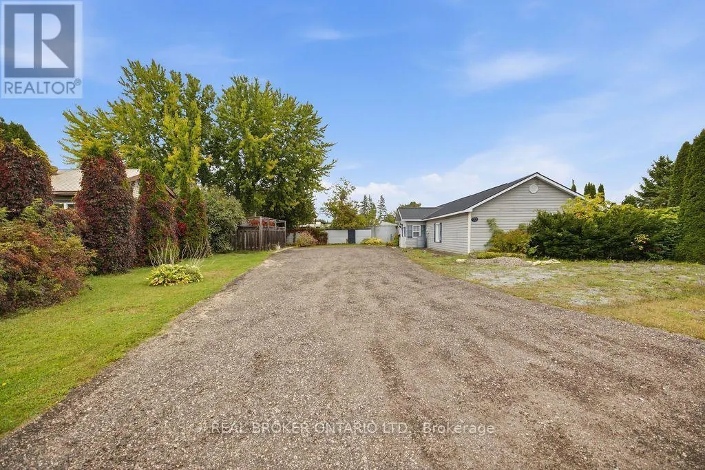 800 PINEGROVE CRESCENT