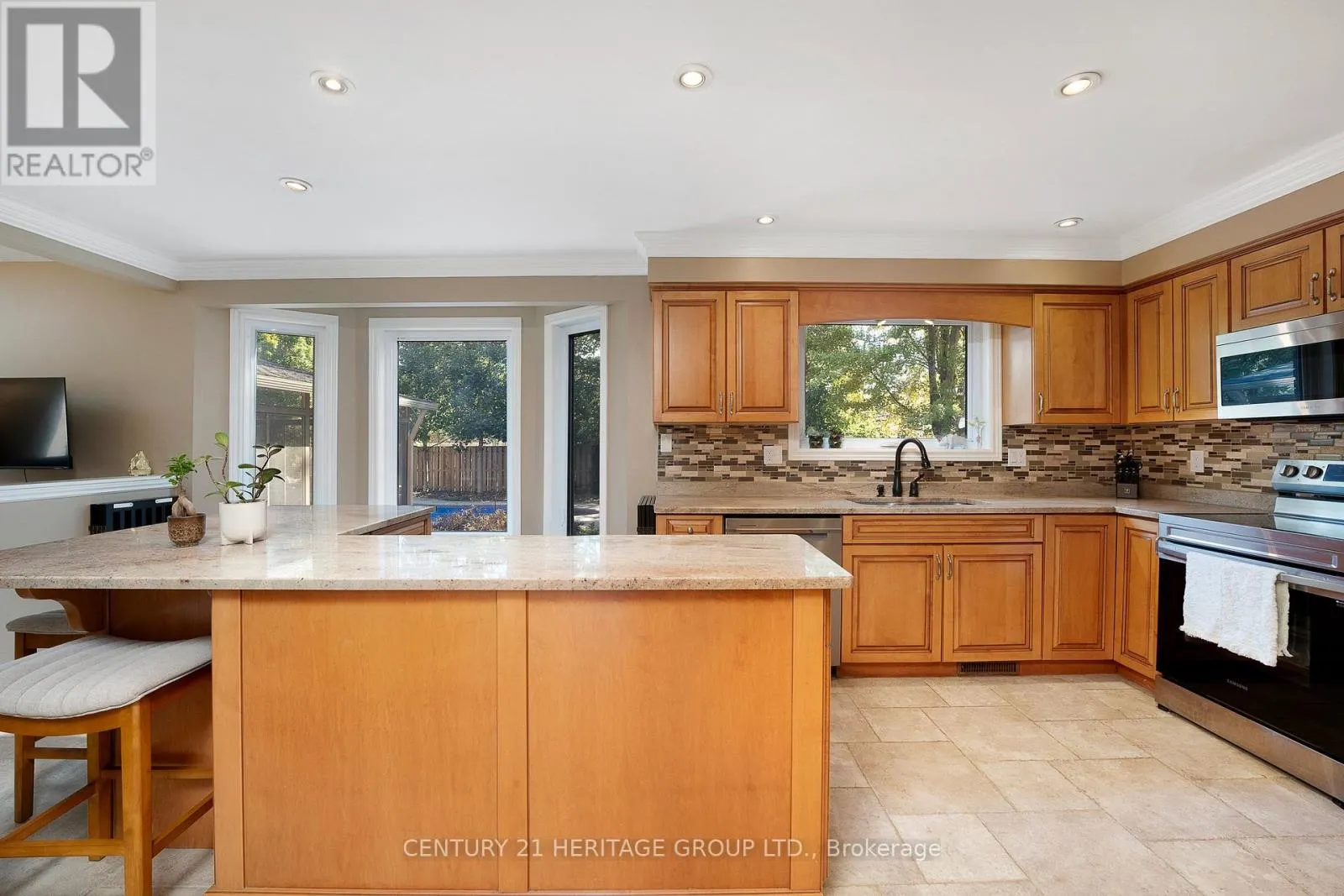 121 SOUTH RIVERVIEW DRIVE