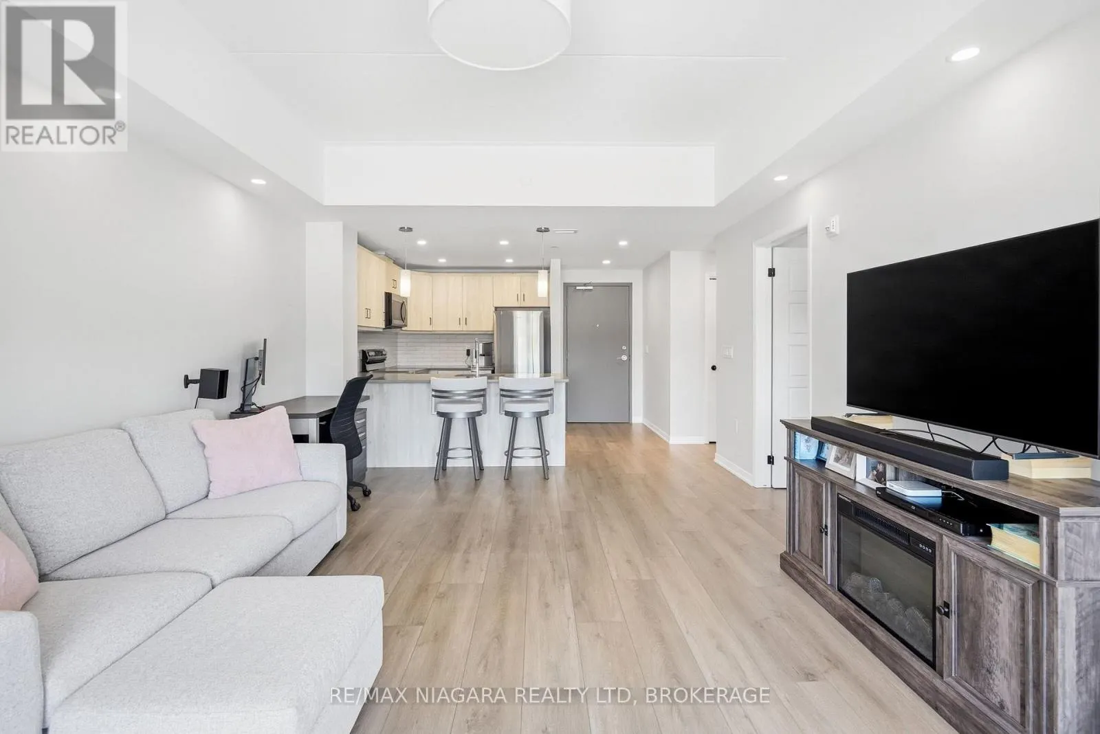 405 - 3998 VICTORIA AVENUE #405