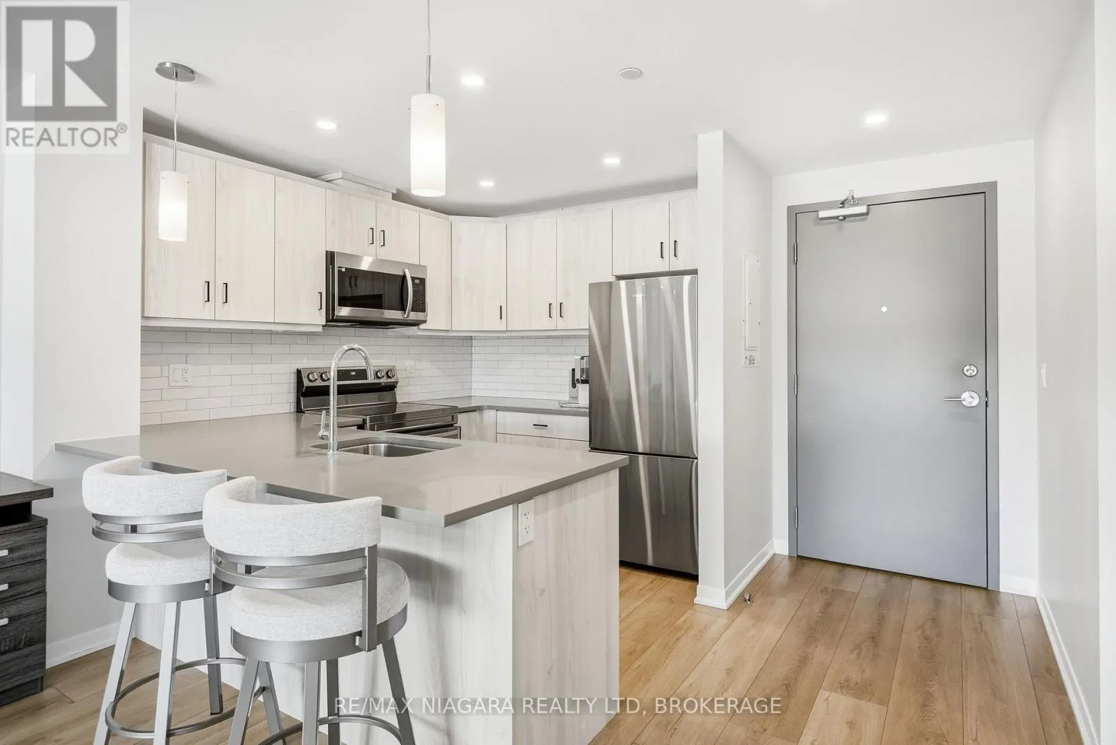 405 - 3998 VICTORIA AVENUE #405