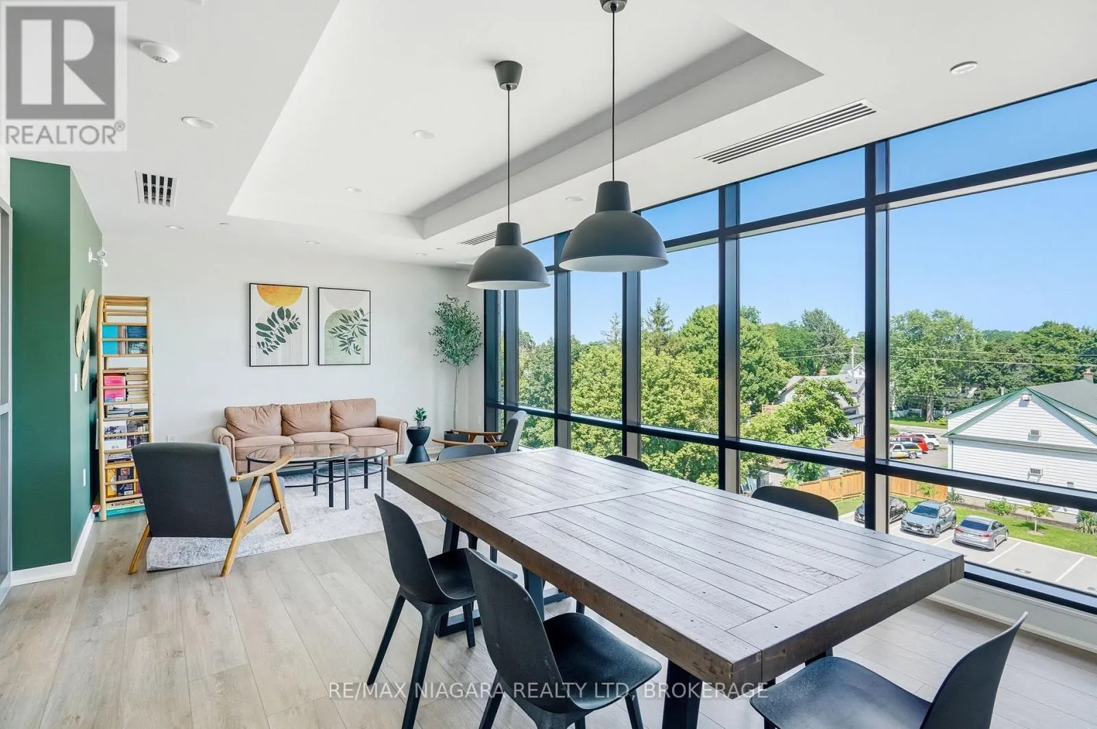 405 - 3998 VICTORIA AVENUE #405