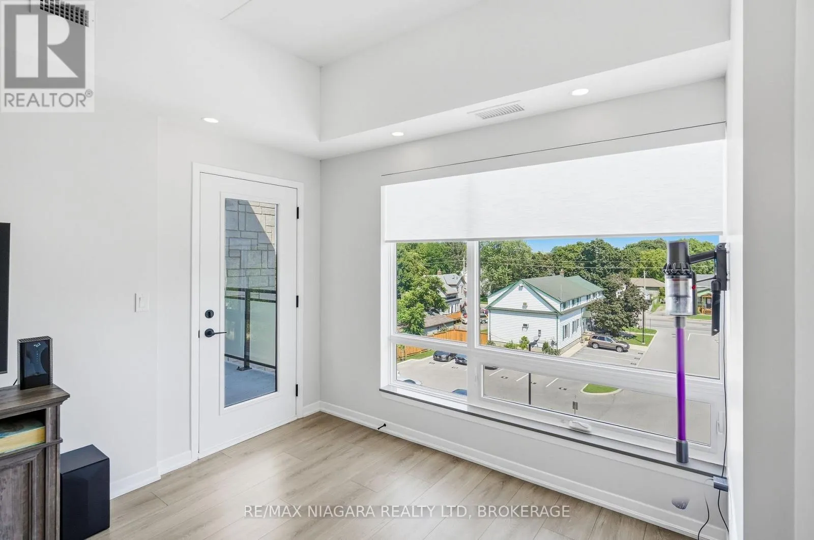 405 - 3998 VICTORIA AVENUE #405