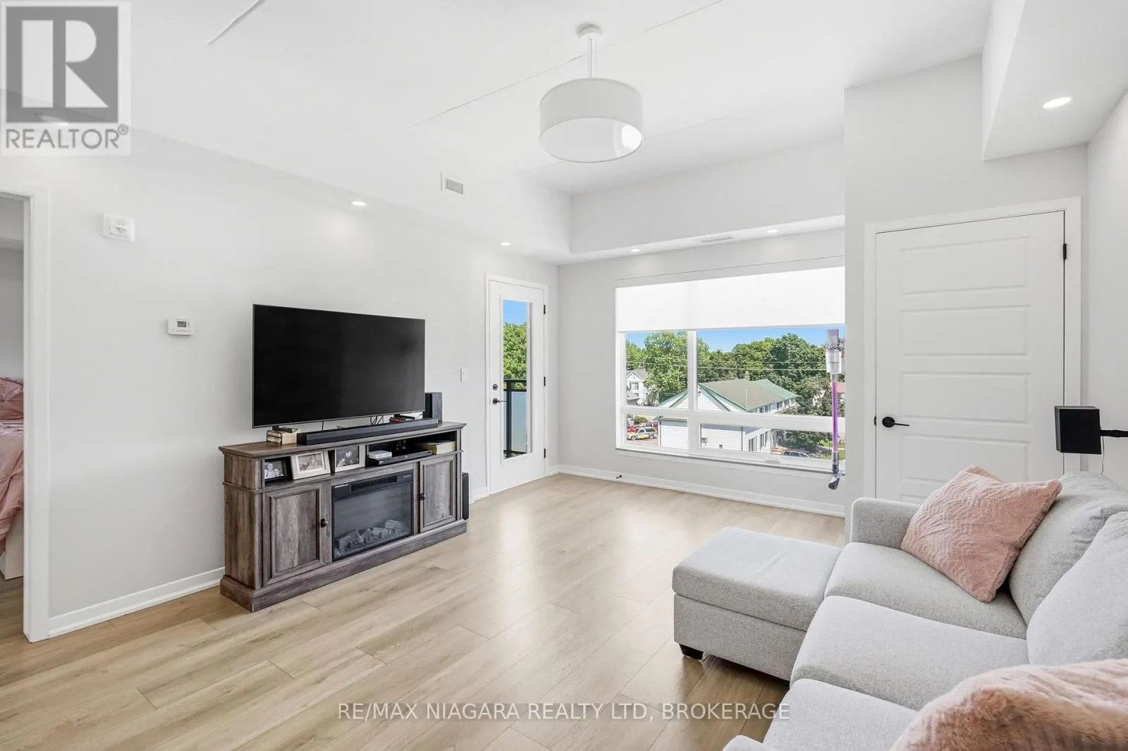 405 - 3998 VICTORIA AVENUE #405