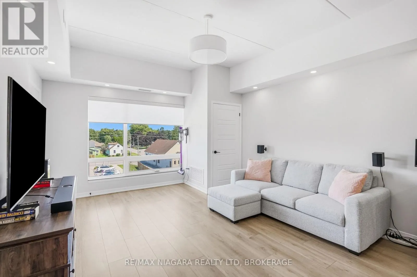 405 - 3998 VICTORIA AVENUE #405
