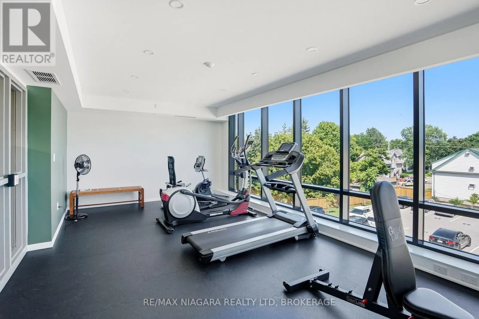405 - 3998 VICTORIA AVENUE #405