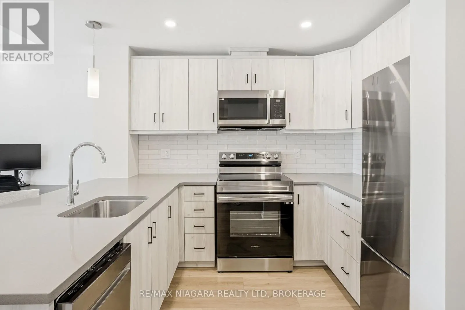 405 - 3998 VICTORIA AVENUE #405