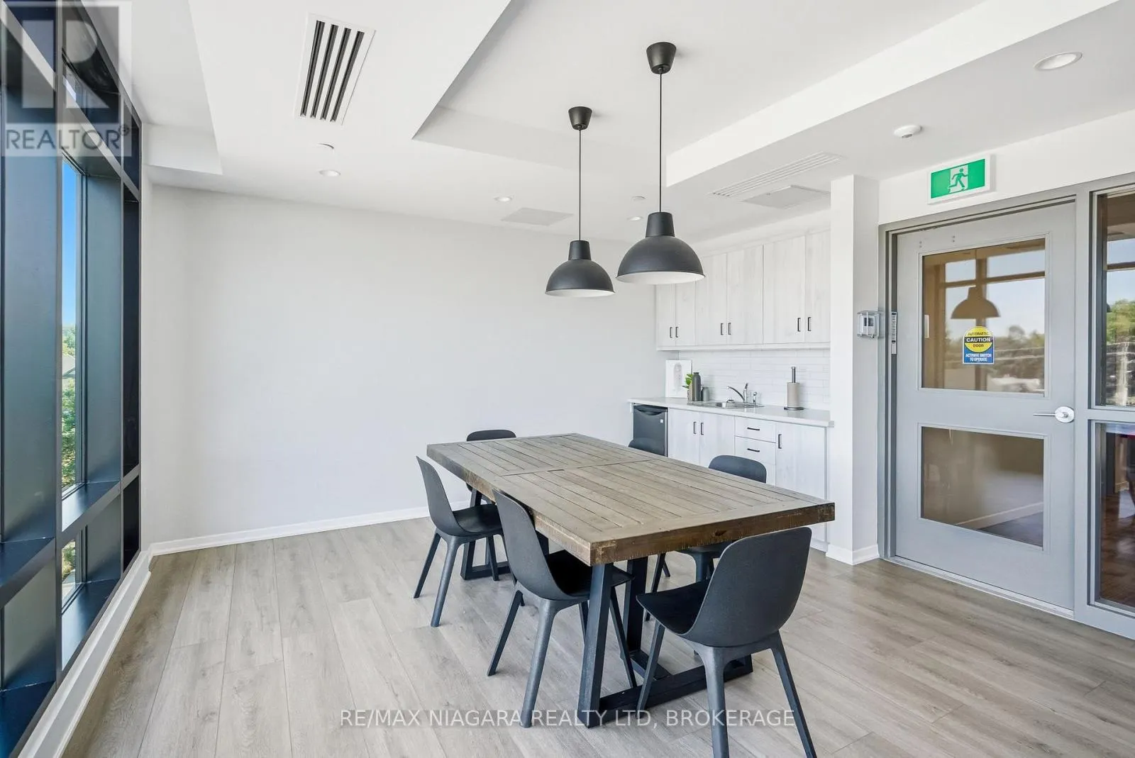 405 - 3998 VICTORIA AVENUE #405
