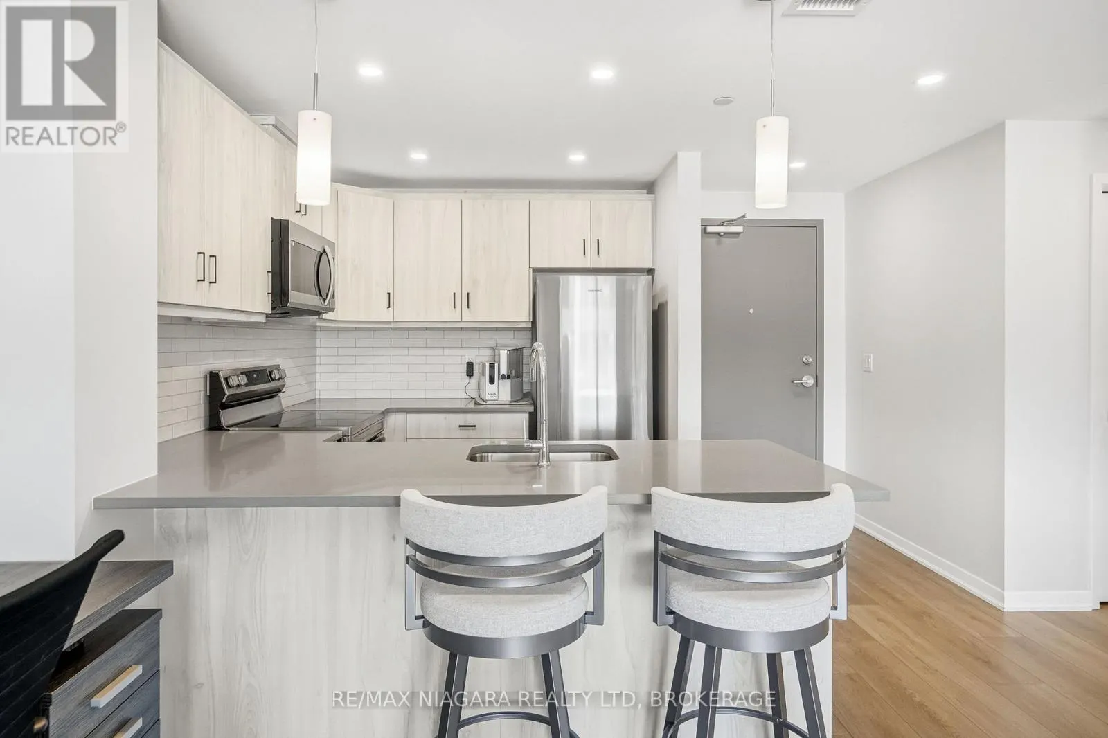 405 - 3998 VICTORIA AVENUE #405