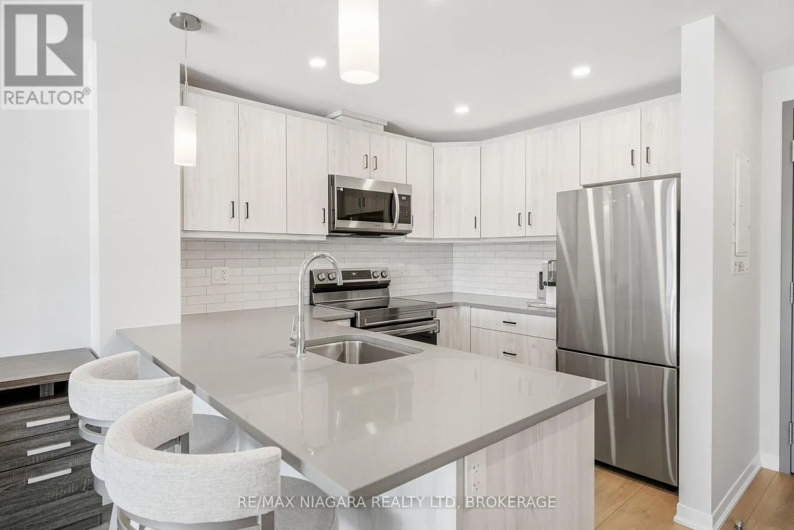 405 - 3998 VICTORIA AVENUE #405