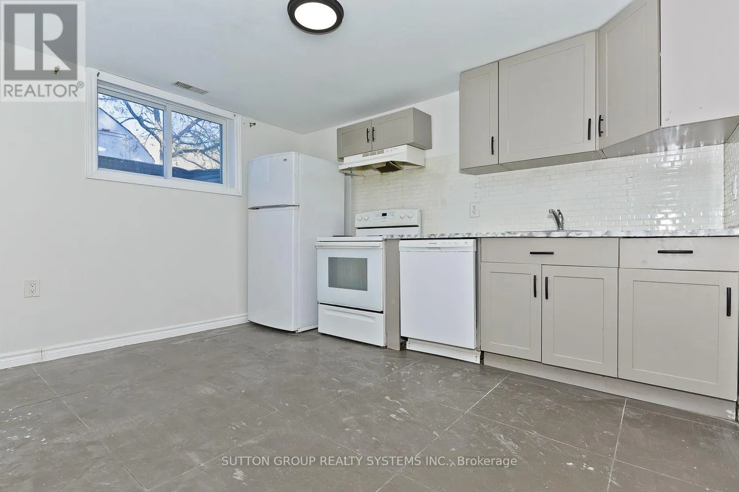 (BASEMENT) 40 JACOBSON AVENUE