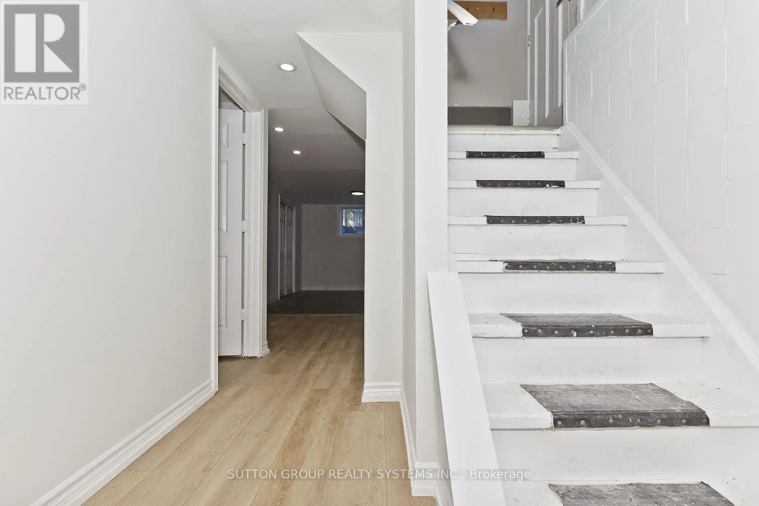 (BASEMENT) 40 JACOBSON AVENUE