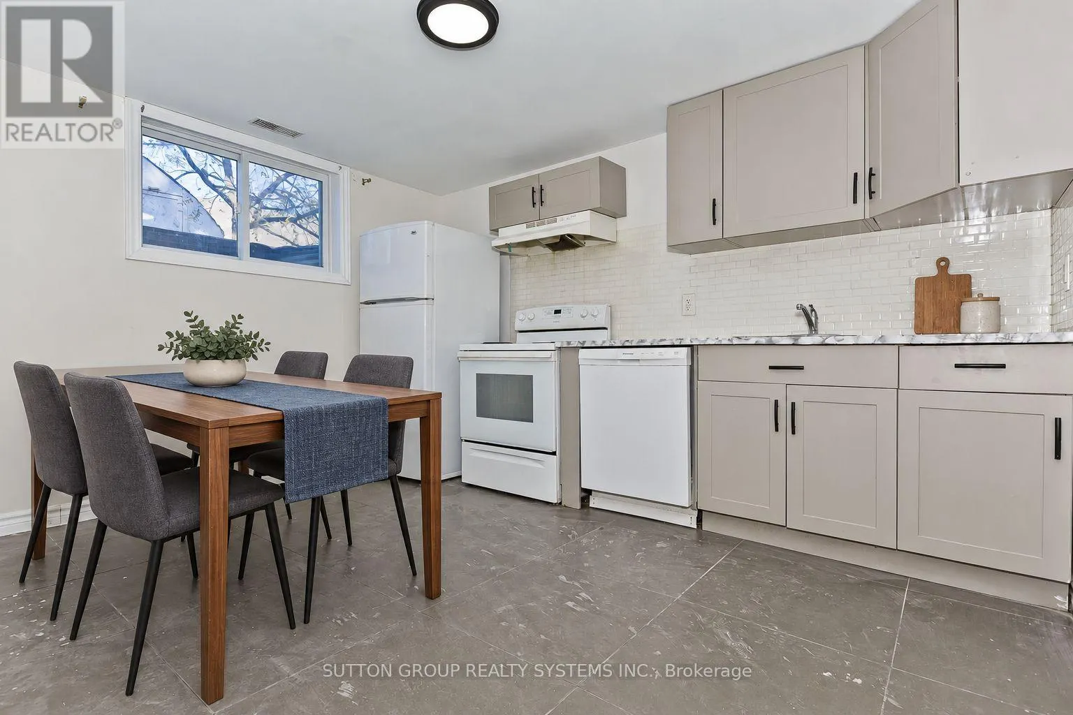 (BASEMENT) 40 JACOBSON AVENUE