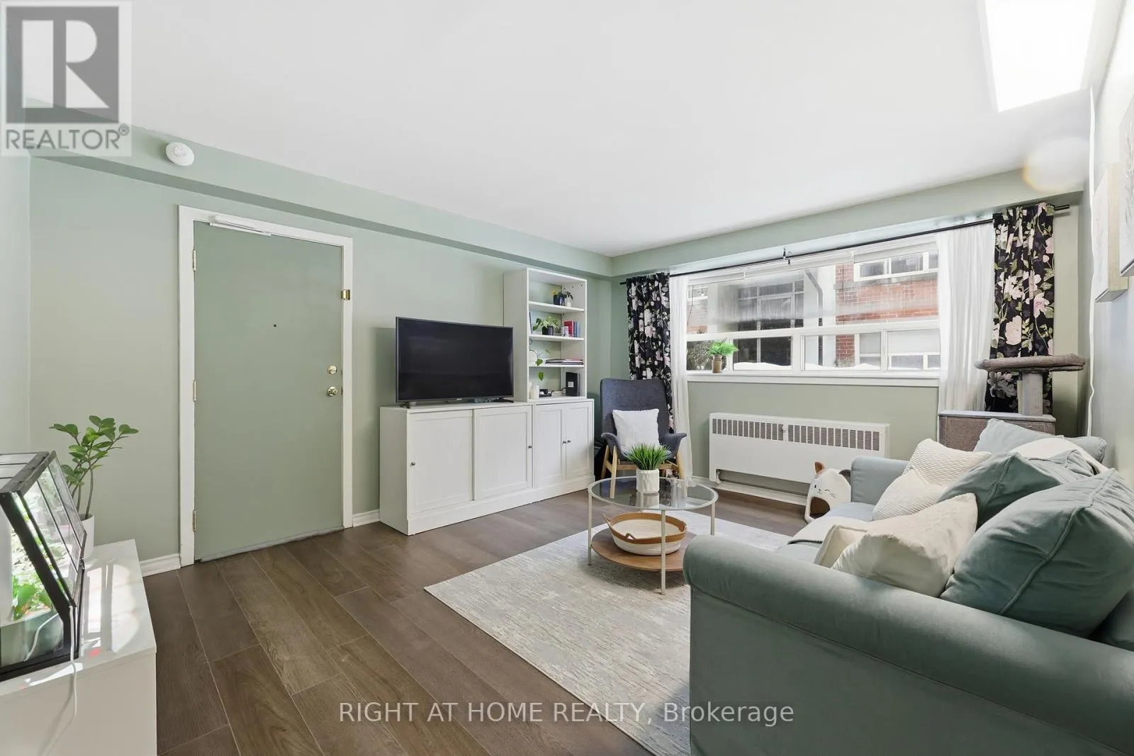 11 - 223 MACNAB STREET S