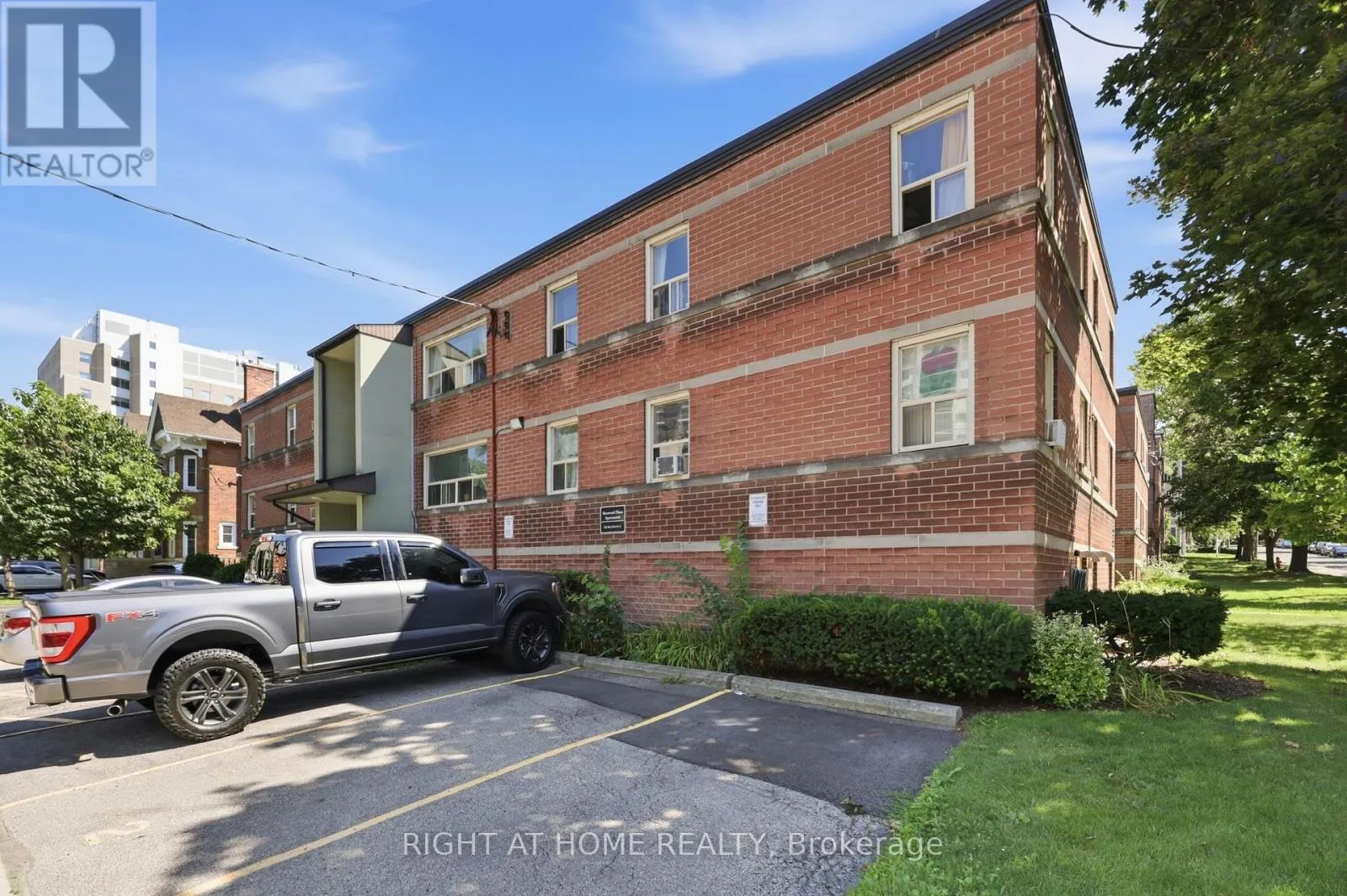 11 - 223 MACNAB STREET S