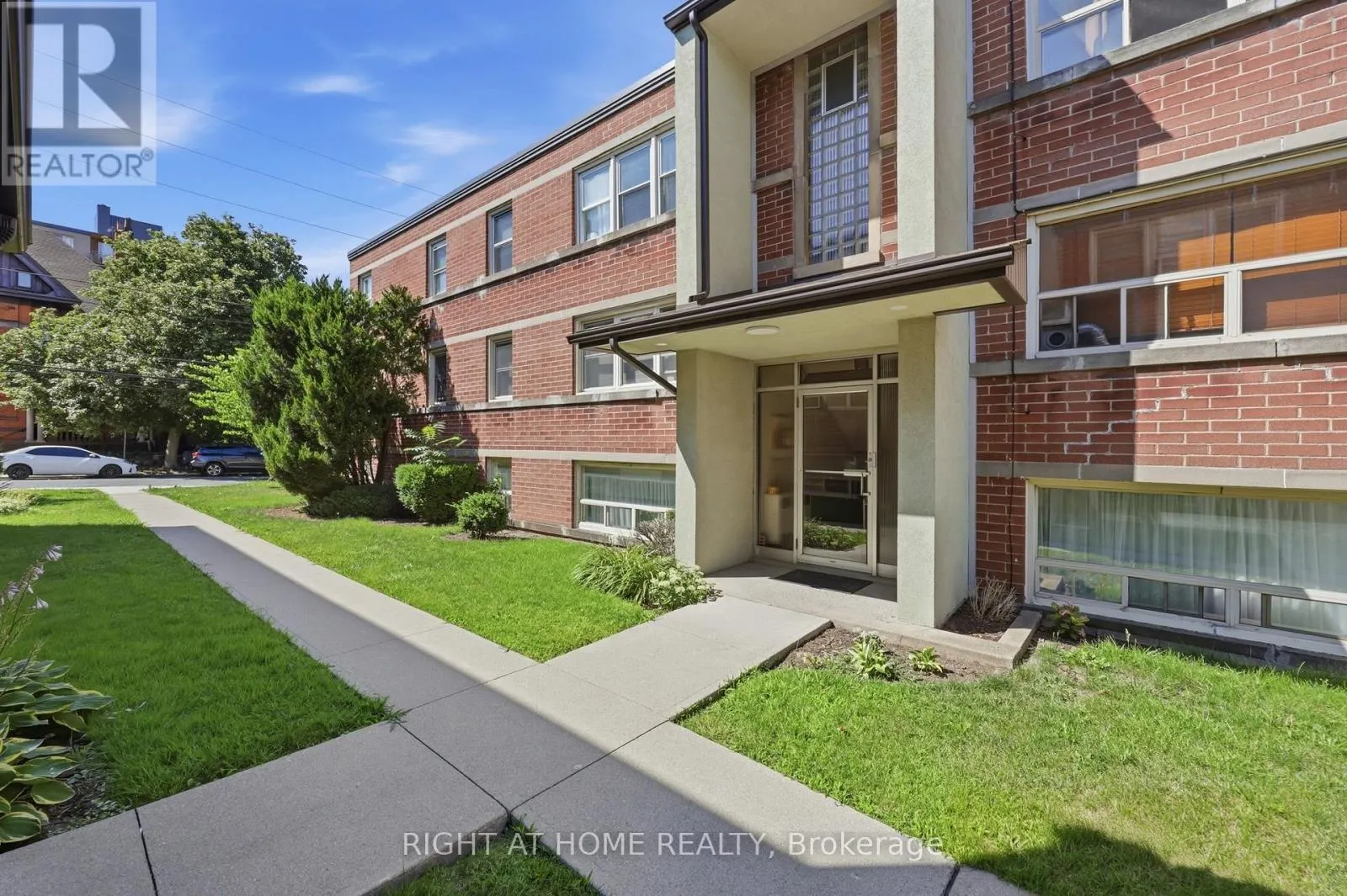 11 - 223 MACNAB STREET S