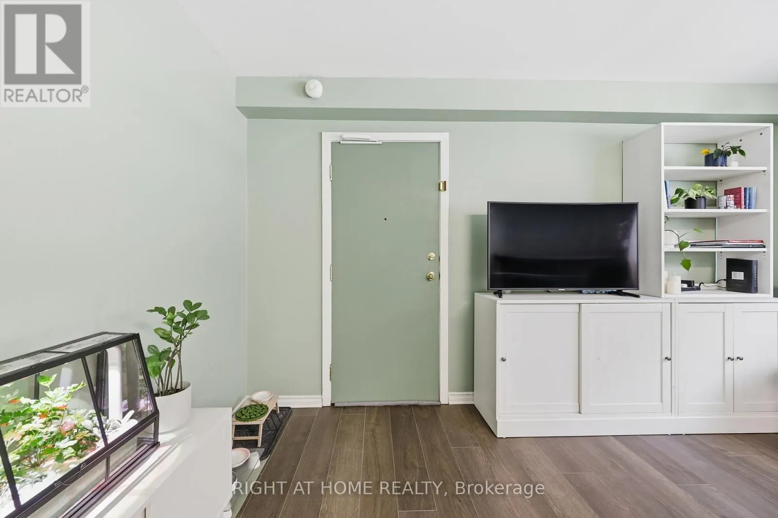 11 - 223 MACNAB STREET S