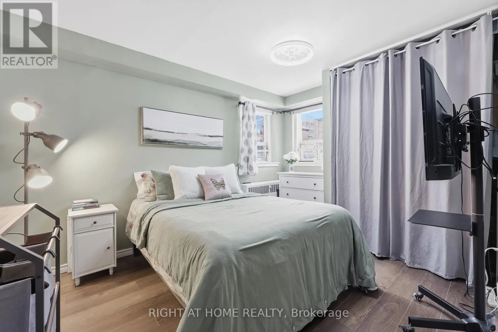 11 - 223 MACNAB STREET S