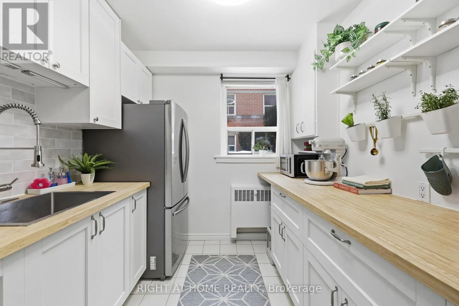 11 - 223 MACNAB STREET S