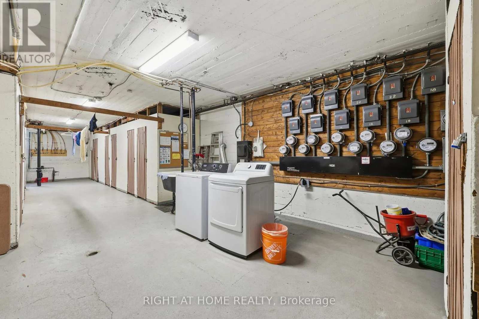 11 - 223 MACNAB STREET S