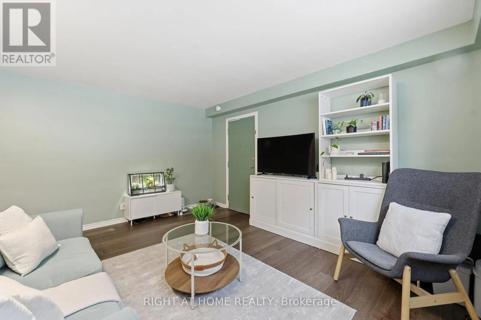 11 - 223 MACNAB STREET S