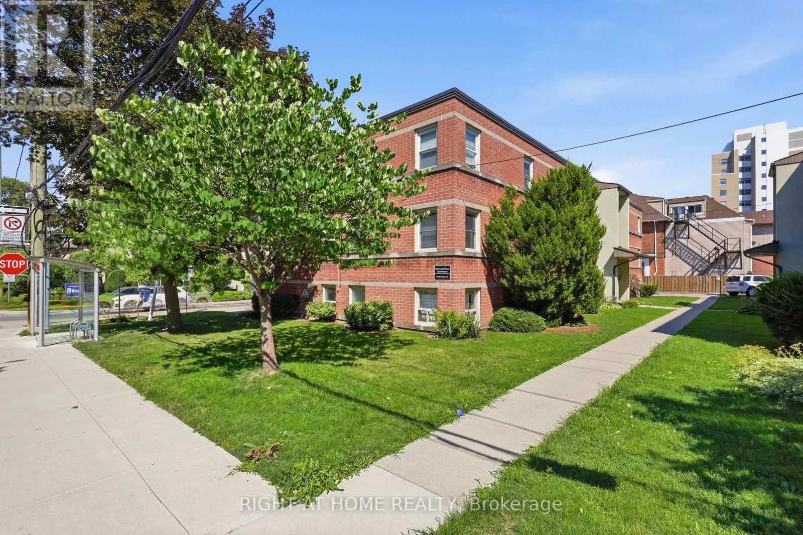 11 - 223 MACNAB STREET S