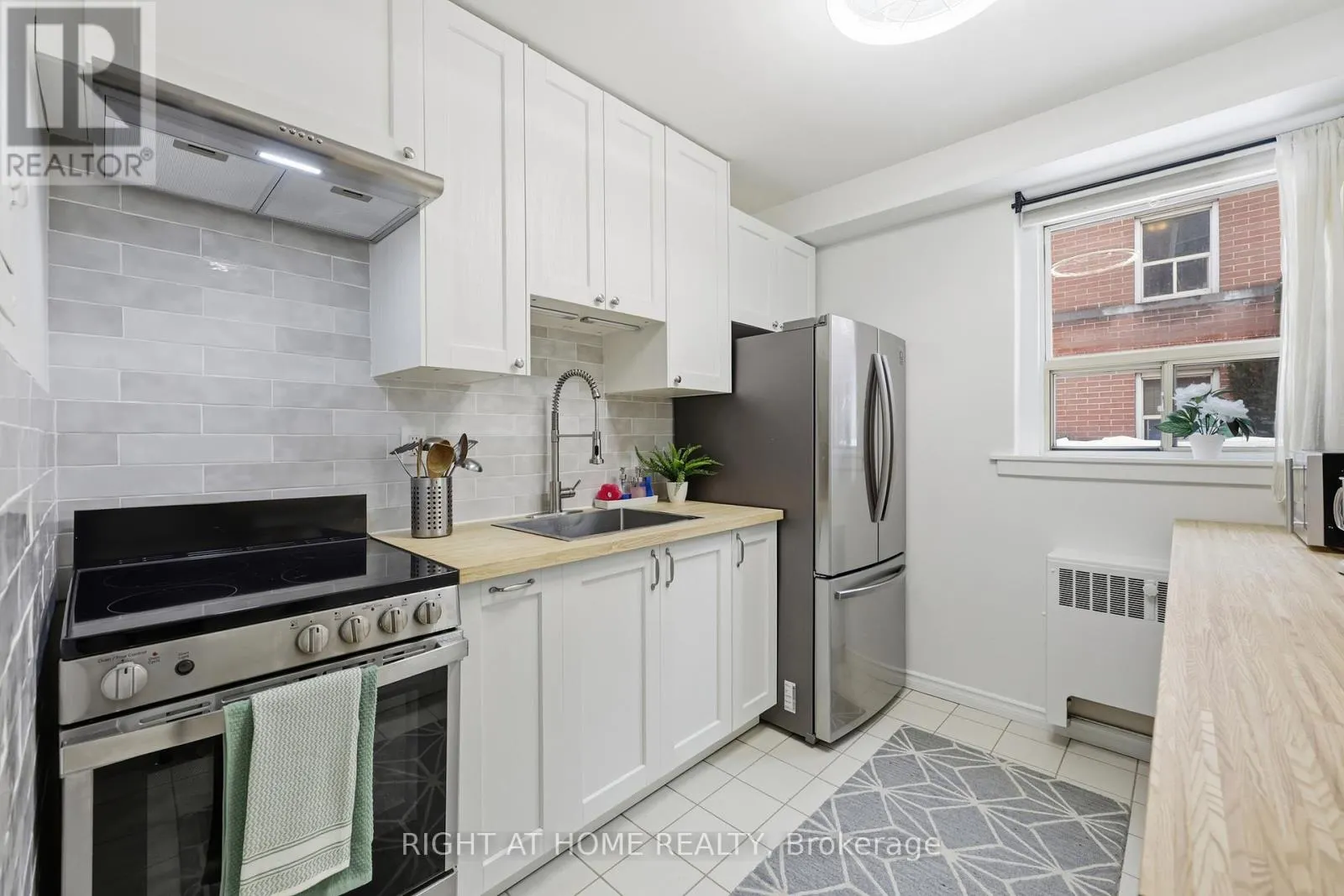 11 - 223 MACNAB STREET S