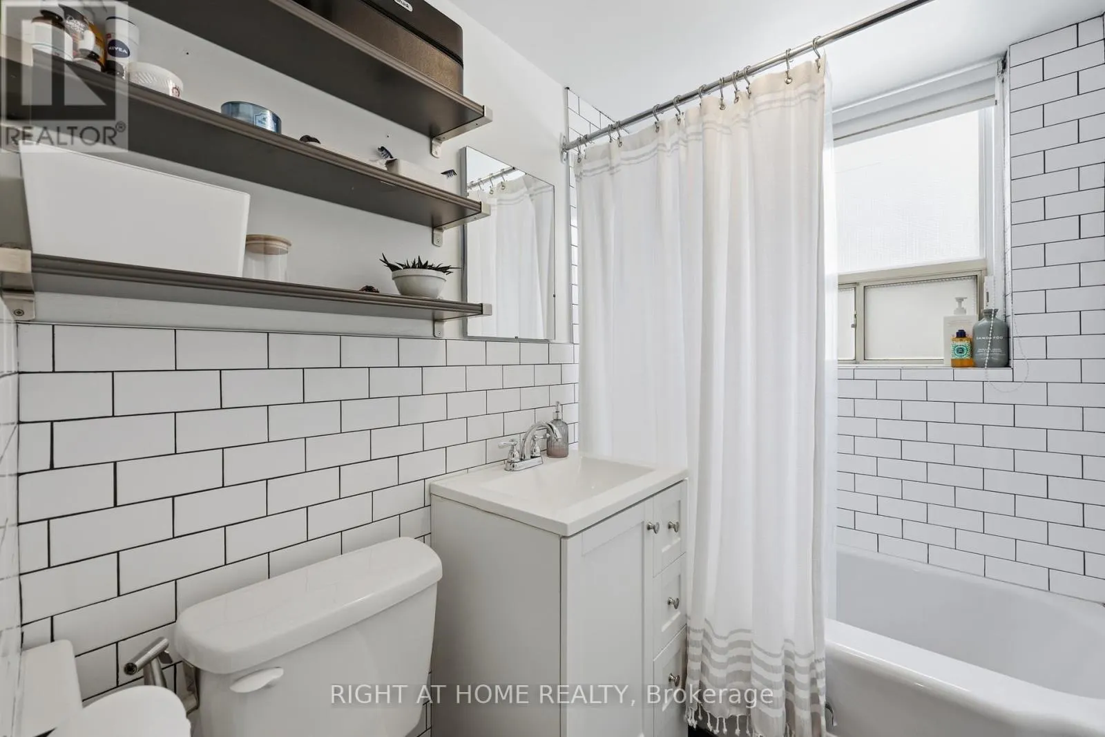11 - 223 MACNAB STREET S