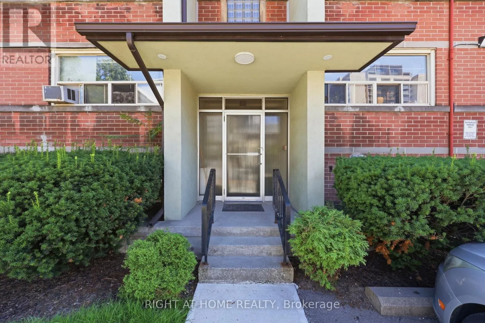 11 - 223 MACNAB STREET S