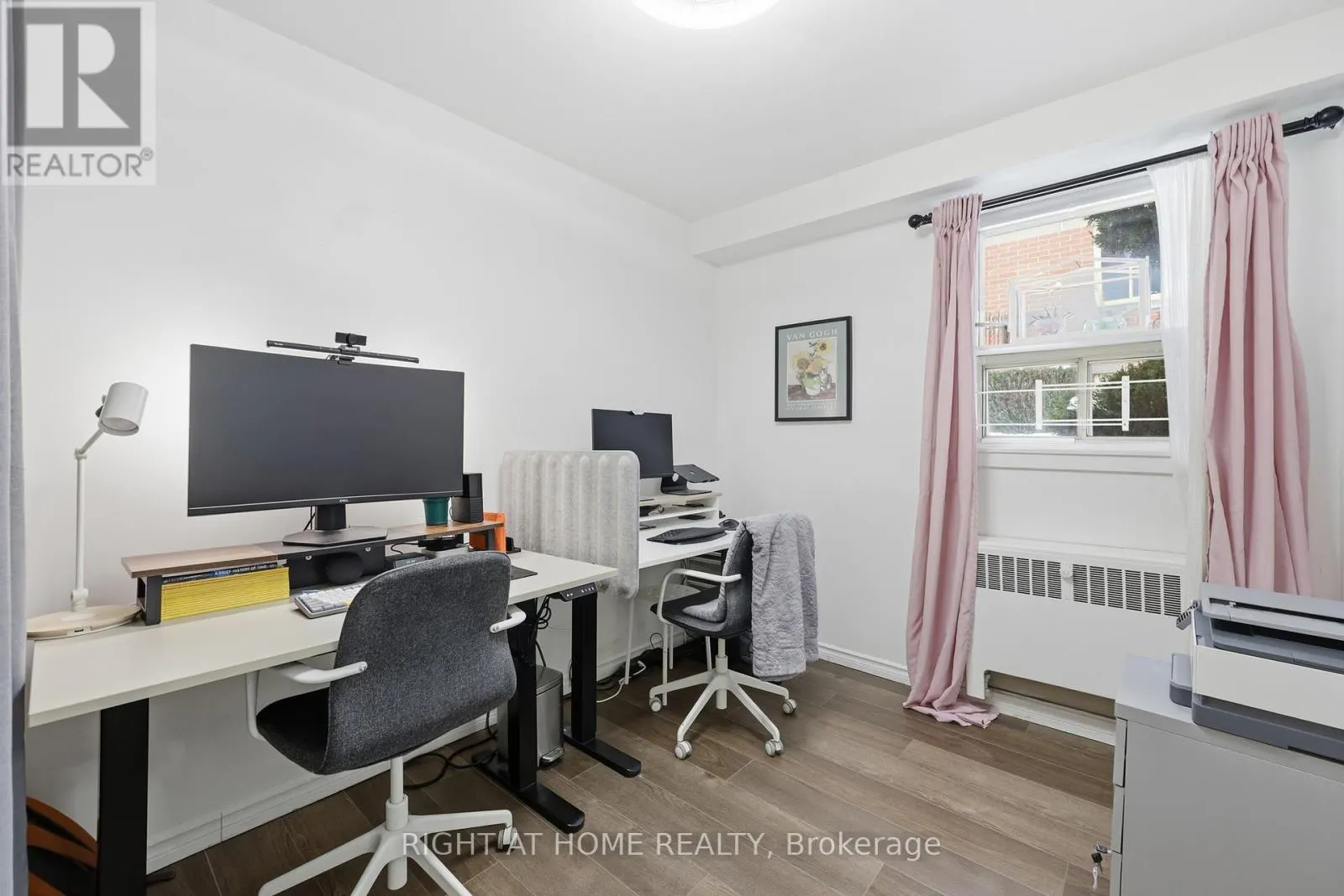 11 - 223 MACNAB STREET S