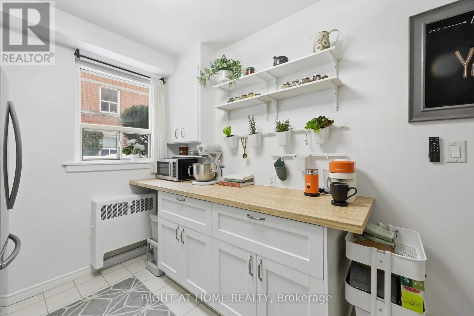 11 - 223 MACNAB STREET S
