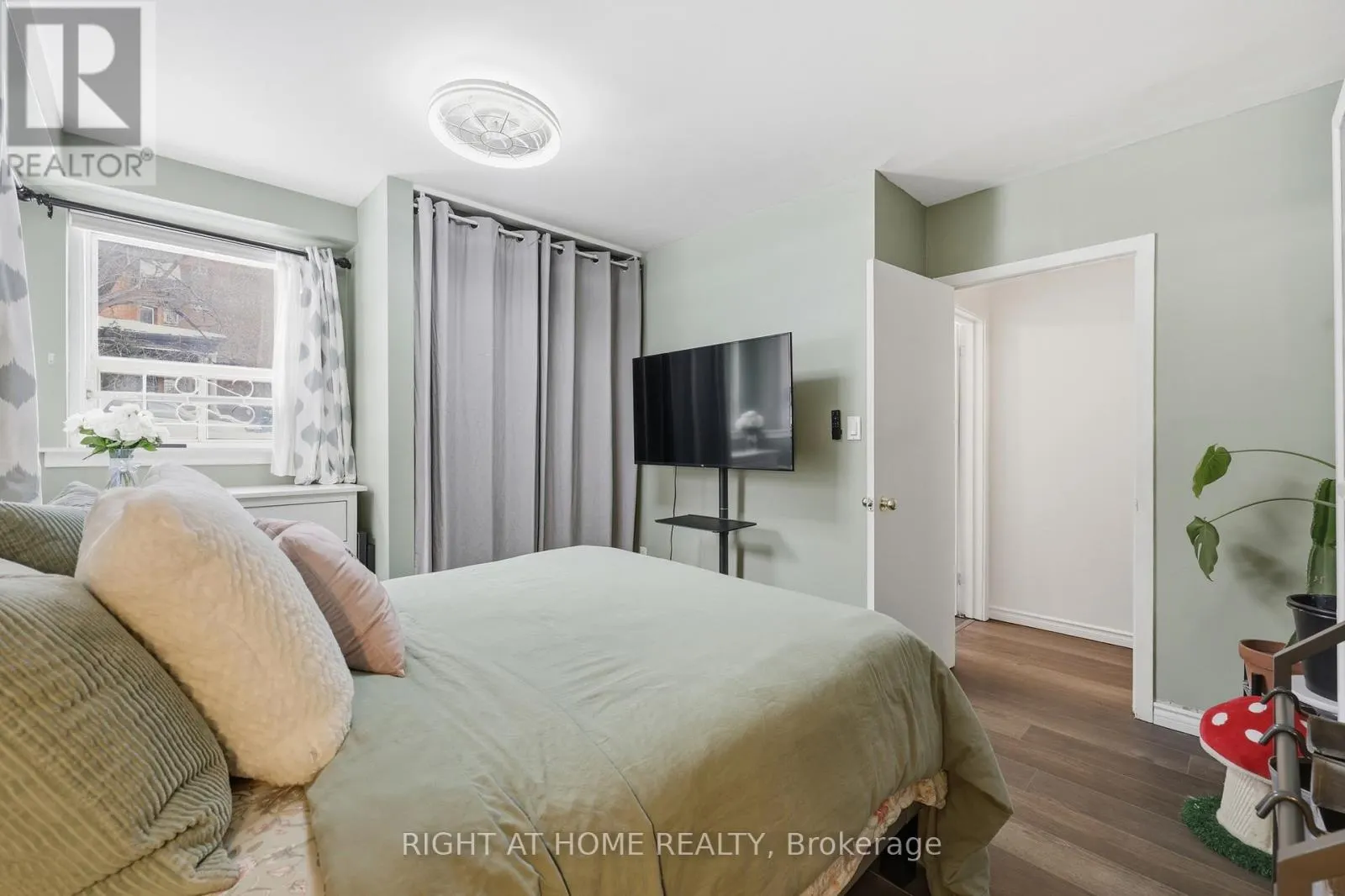 11 - 223 MACNAB STREET S