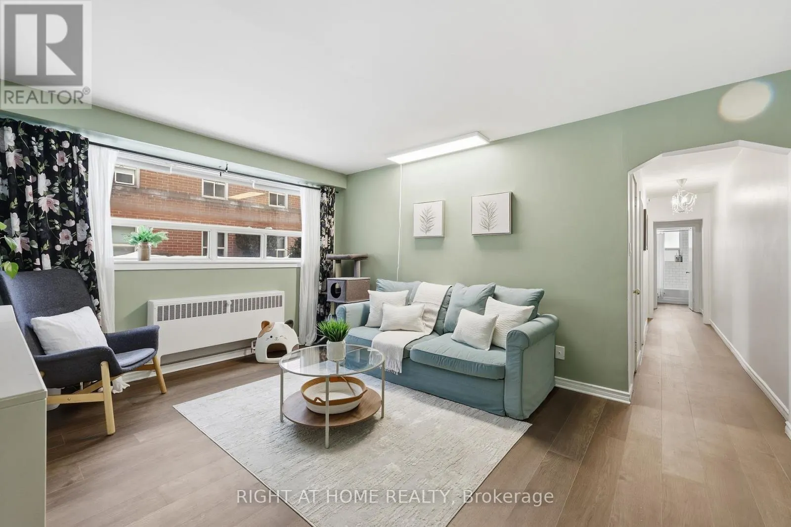 11 - 223 MACNAB STREET S
