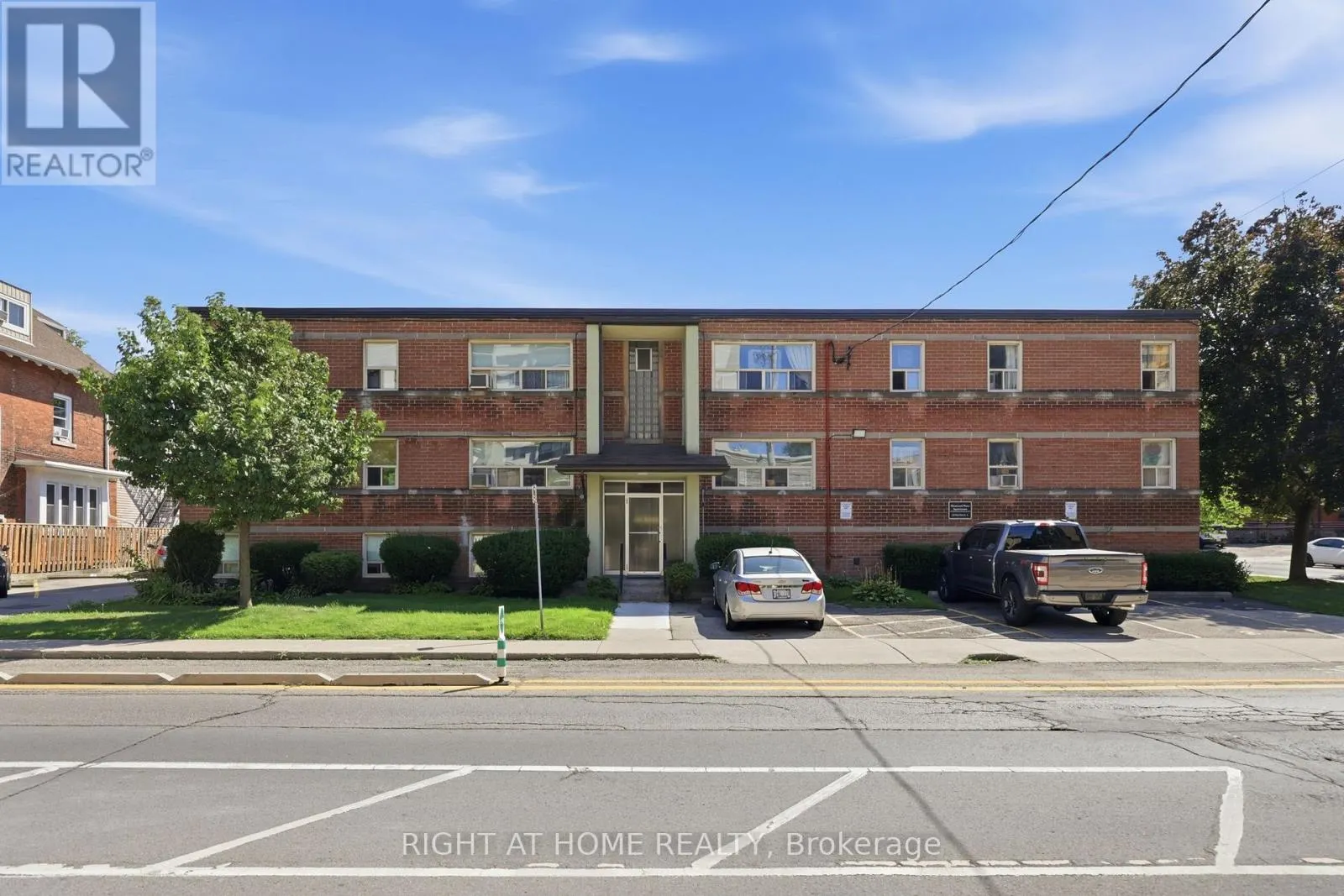 11 - 223 MACNAB STREET S