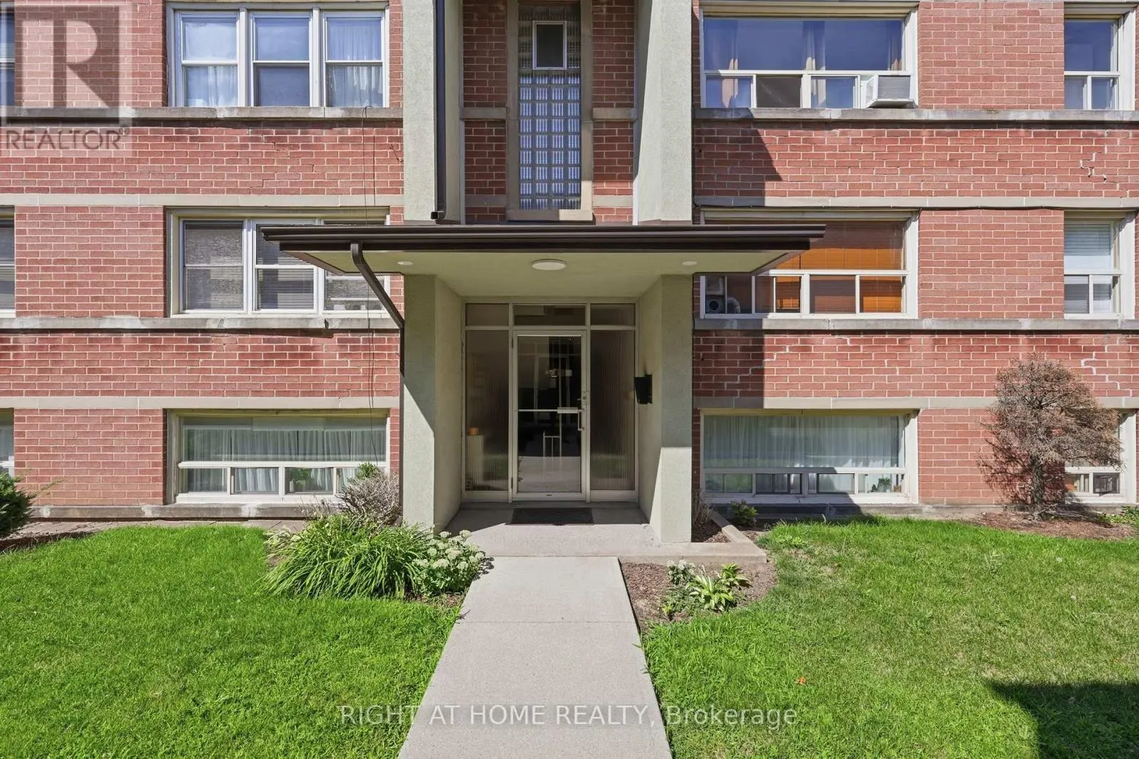 11 - 223 MACNAB STREET S