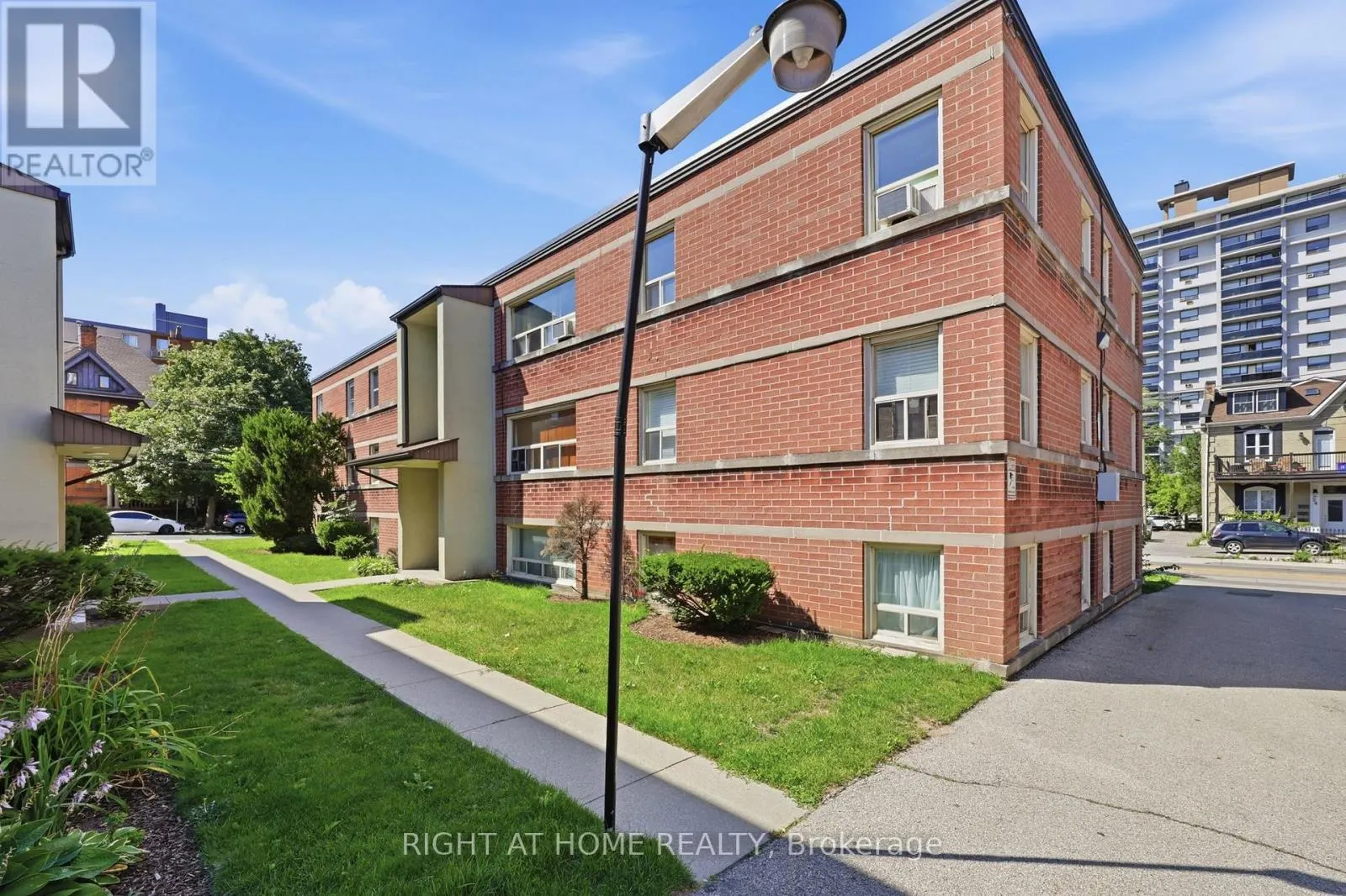 11 - 223 MACNAB STREET S