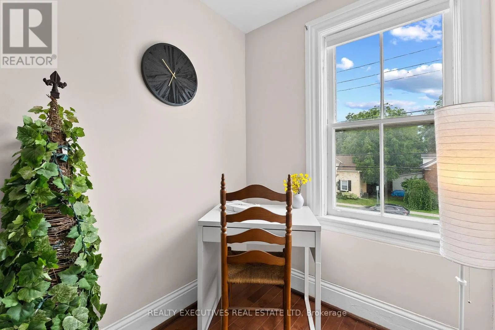 28 5TH STREET E