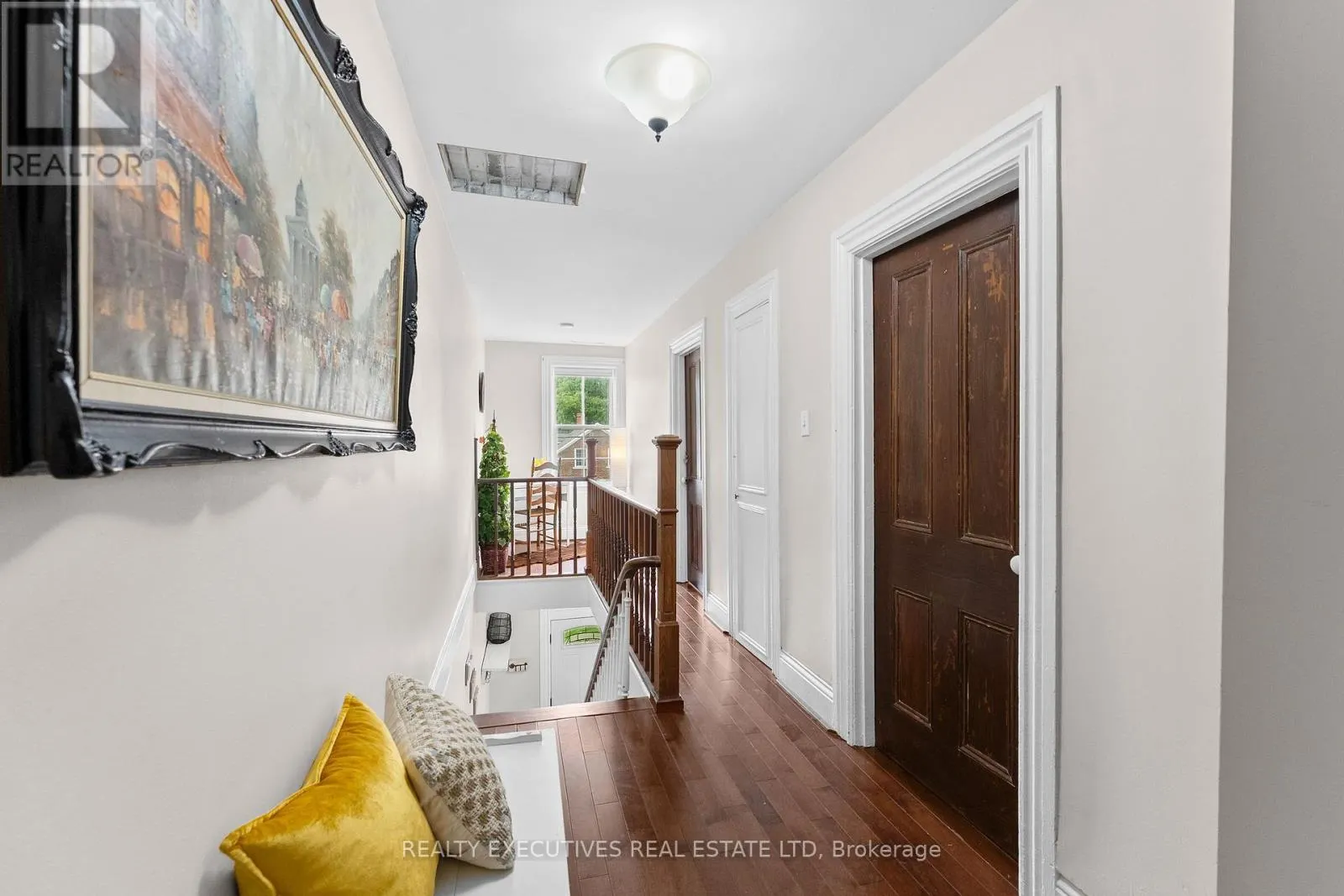 28 5TH STREET E