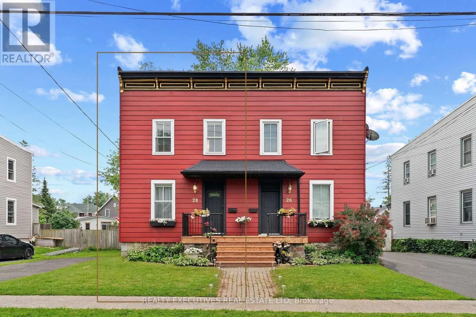 28 5TH STREET E