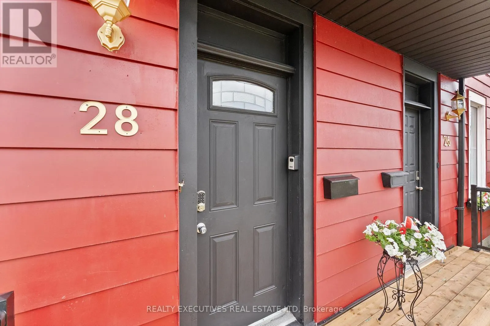 28 5TH STREET E