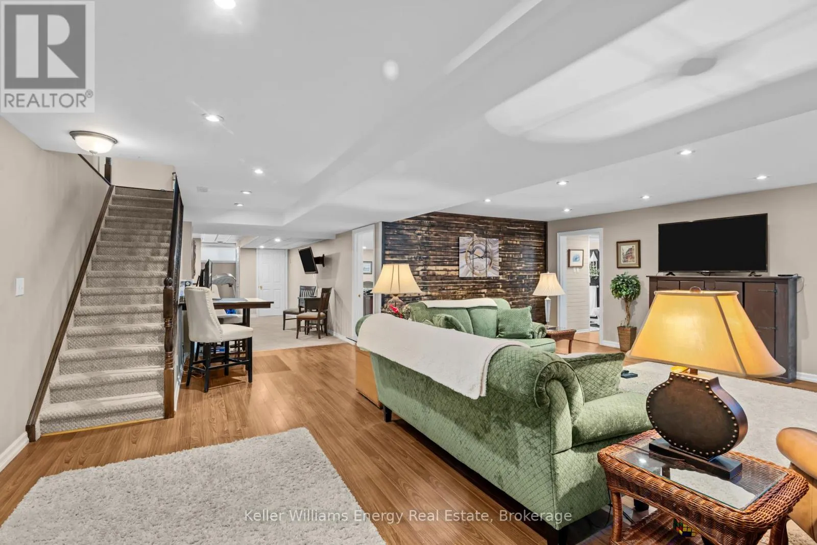 18 APPLEWOOD DRIVE