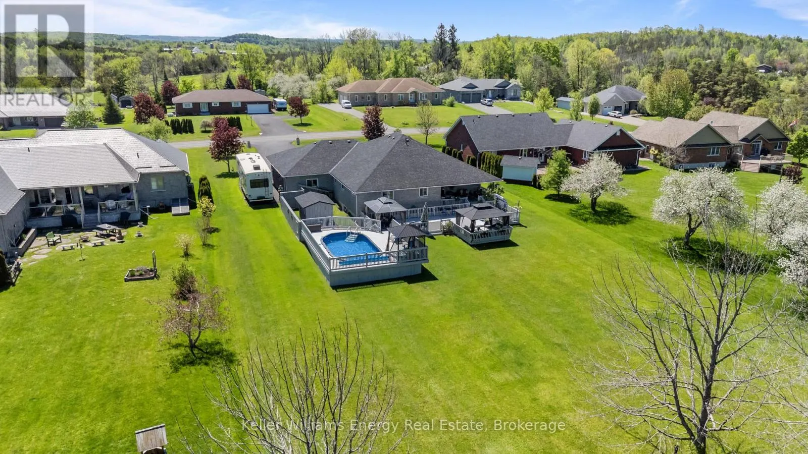 18 APPLEWOOD DRIVE